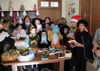 პარლამენტარ ანტონ ობოლაშვილის მხარდაჭერით ახალციხესა და ვალეში  საახალწლო წიგნიერების აქცია  გაიმართა