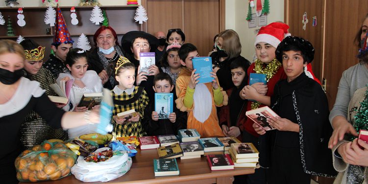 პარლამენტარ ანტონ ობოლაშვილის მხარდაჭერით ახალციხესა და ვალეში საახალწლო წიგნიერების აქცია გაიმართა