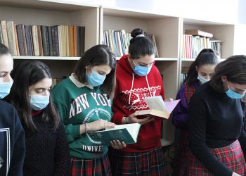 ანტონ ობოლაშვილის საახალწლო ნობათი ბაკურიანის, წაღვერისა და ტაძრისის სკოლებს