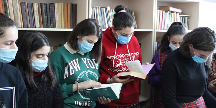 ანტონ ობოლაშვილის საახალწლო ნობათი ბაკურიანის, წაღვერისა და ტაძრისის სკოლებს