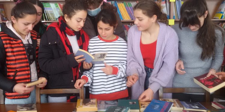 ასპინძის მაღალმთიანი სოფლების სკოლებმა მაჟორიტარი დეპუტატისგან საჩუქრად მაღალმხატვრული დონის წიგნები მიიღეს