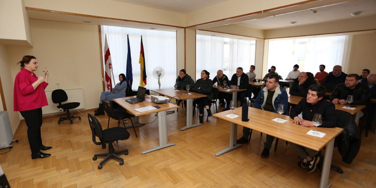რაჭა-ლეჩხუმის მცირე მარნების წარმომადგენლებს პროფესიული სასწავლო კურსი ჩაუტარდათ