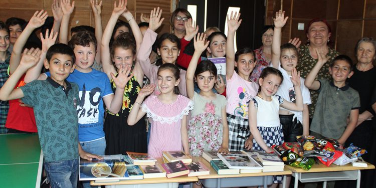 ახალციხის მუნიციპალიტეტის სკოლებმა მაჟორიტარი დეპუტატისგან წიგნები საჩუქრად მიიღეს