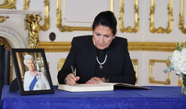 საქართველოს პრეზიდენტი — ეს ისტორიის ის გვერდია, რომელიც იხურება, ისტორიის დიდი გვერდი, რომელიც დედოფალმა ელისაბედ II-მ ძალიან ცოცხალი გახადა