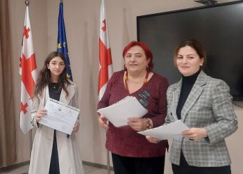 ახალდაბის გენდერმედიაცენტრის მოსწავლეები ქალ პოლიტიკოსს, ანა ნაცვლიშვილს, პარლამენტში ესტუმრნენ