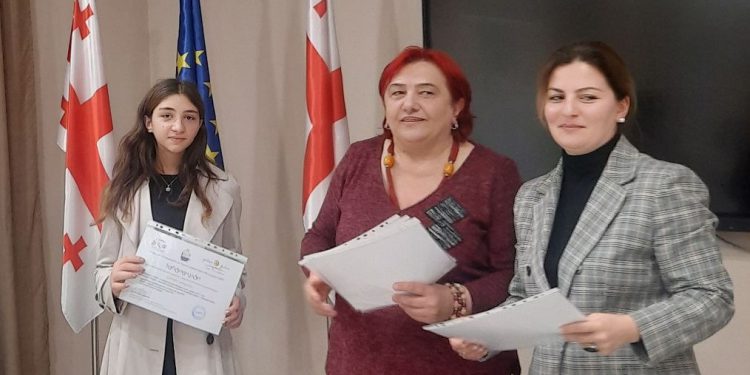 ახალდაბის გენდერმედიაცენტრის მოსწავლეები ქალ პოლიტიკოსს, ანა ნაცვლიშვილს, პარლამენტში ესტუმრნენ