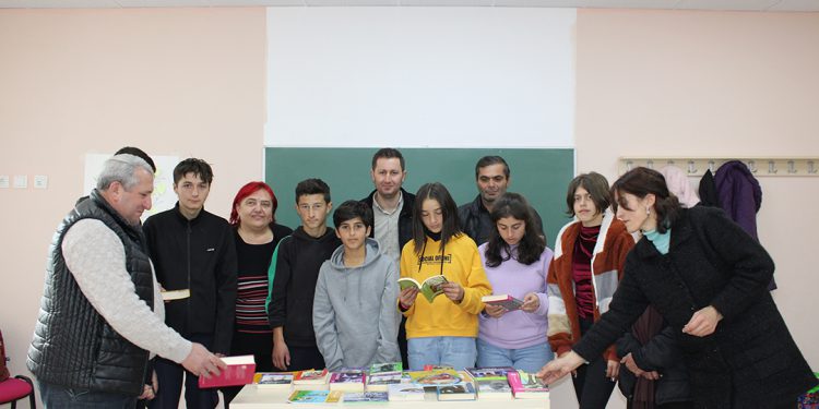 „წიგნიერების აქციის“ საშემოდგომო კვირეულის ფარგლებში ადიგენის ოთხმა სკოლამ მაჟორიტარი დეპუტატისგან საჩუქრად წიგნები მიიღო