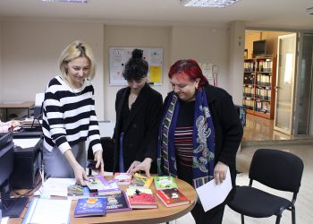 ყვიბისისა და ახალდაბის სკოლების ბიბლიოთეკებს მაჟორიტარი დეპუტატისგან საჩუქრად წიგნები გადაეცათ