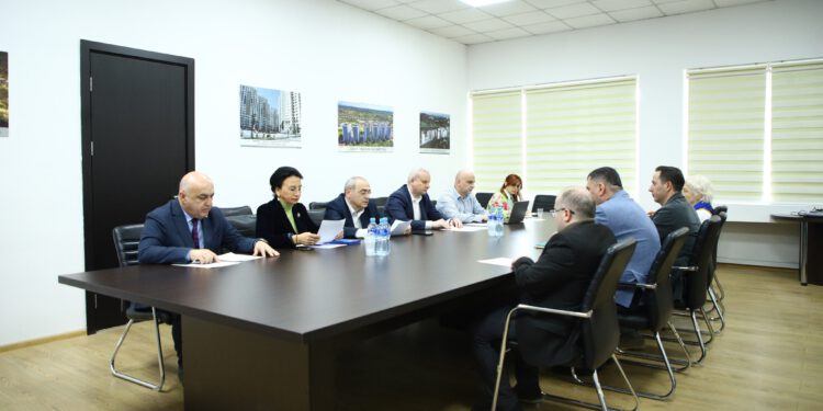 სოციალურად დაუცველი, მრავალშვილიანი ოჯახების განსახლების პროგრამასთან დაკავშირებით კომისიის სხდომა გაიმართა