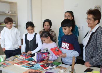 წიგნიერების კვირეულის ოთხწლიანი აქციის ფარგლებში სამცხის მაჟორიტარმა დეპუტატმა, ანტონ ობოლაშვილმა, 110 სკოლას საჩუქრად  მაღალი დონის მხატვრული ლიტერატურა გადასცა