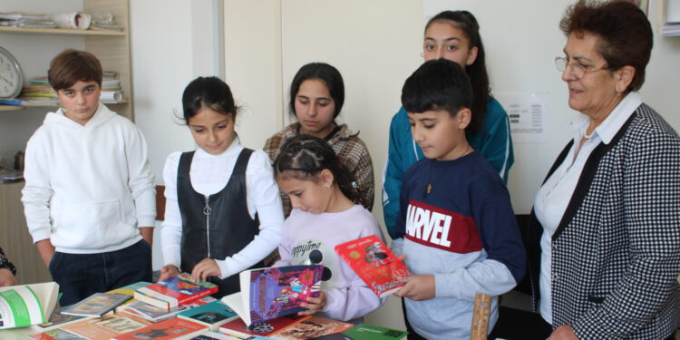 წიგნიერების კვირეულის ოთხწლიანი აქციის ფარგლებში სამცხის მაჟორიტარმა დეპუტატმა, ანტონ ობოლაშვილმა, 110 სკოლას საჩუქრად მაღალი დონის მხატვრული ლიტერატურა გადასცა