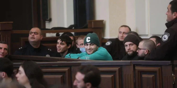 ჯგუფურ ძალადობაში მონაწილეობის ბრალდებით დაკავებული პირები სასამართლომ კვლავ პატიმრობაში დატოვა