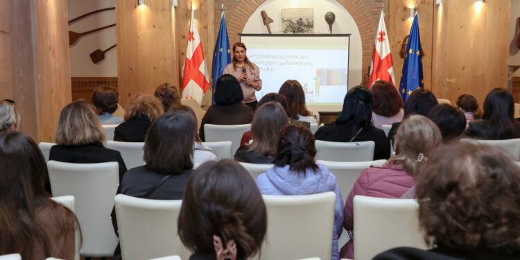 „გარემოსდაცვითი და აგრარული განათლება სკოლაში“ პროგრამის ფარგლებში 100-მდე მასწავლებელს სერტიფიკატები და სახელმძღვანელოები გადაეცა