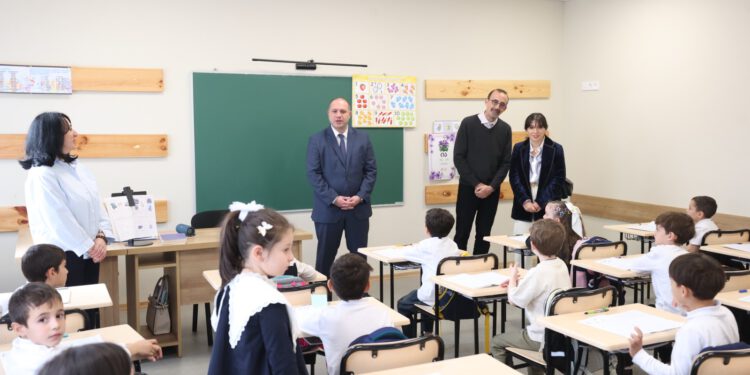 გივი მიქანაძემ რუსთავში ახლად რეაბილიტირებული საჯარო სკოლა გახსნა