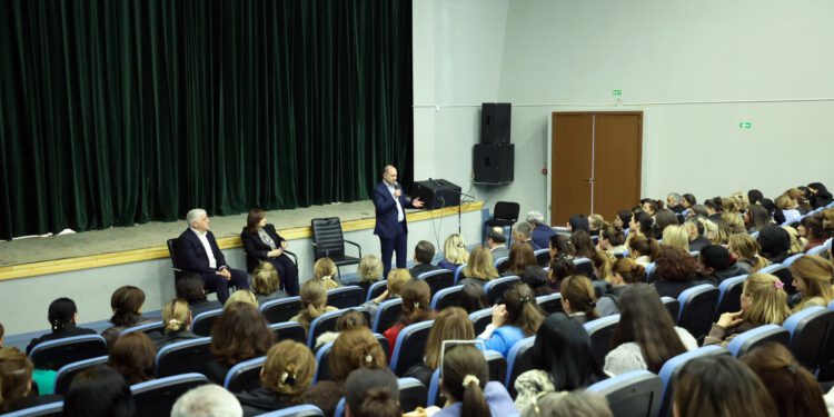 გივი მიქანაძე: „სასკოლო საზოგადოებასთან, მათ შორის მშობლებთან, შეხვედრები  და პროცესებში მათი ჩართულობა რეფორმის წარმატებით განხორციელების მყარ წინაპირობას ქმნის“