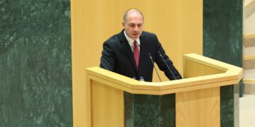 გივი მიქანაძე: სასკოლო ფორმა ხელს უწყობს  სასკოლო კულტურის ჩამოყალიბებას, აძლიერებს მოსწავლის კუთვნილების განცდას საკუთარი სკოლის მიმართ, აყალიბებს მოწესრიგებულ აკადემიურ გარემოს, ამცირებს როგორც სოციალურ განსხვავებებს, ისე მშობლებისთვის ყოველდღიურ ხარჯებს