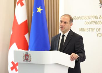 გივიმიქანაძე: ,,ვრცელდება ინფორმაცია, თითქოს საჭიროა მაღალი აკადემიური მოსწრება, რომ სტუდენტმა სახელმწიფოს მხრიდან 100%-იანიდაფინანსებამიიღოს — ეს არ შეესაბამება სიმართლეს, პირველი ორი სემესტრი სტუდენტი არაფერს უხდისუნივერსიტეტს, ამ პერიოდში მან თითოეულ საგანში უნდა მიიღოს 51 ქულა, ანუ მინიმალური ზღვარი გადალახოს და მიიღო სკრედიტი, არ აქვს მნიშვნელობა, მაღალი ქულებით მოიპოვებს თუ დაბალი ქულებით”